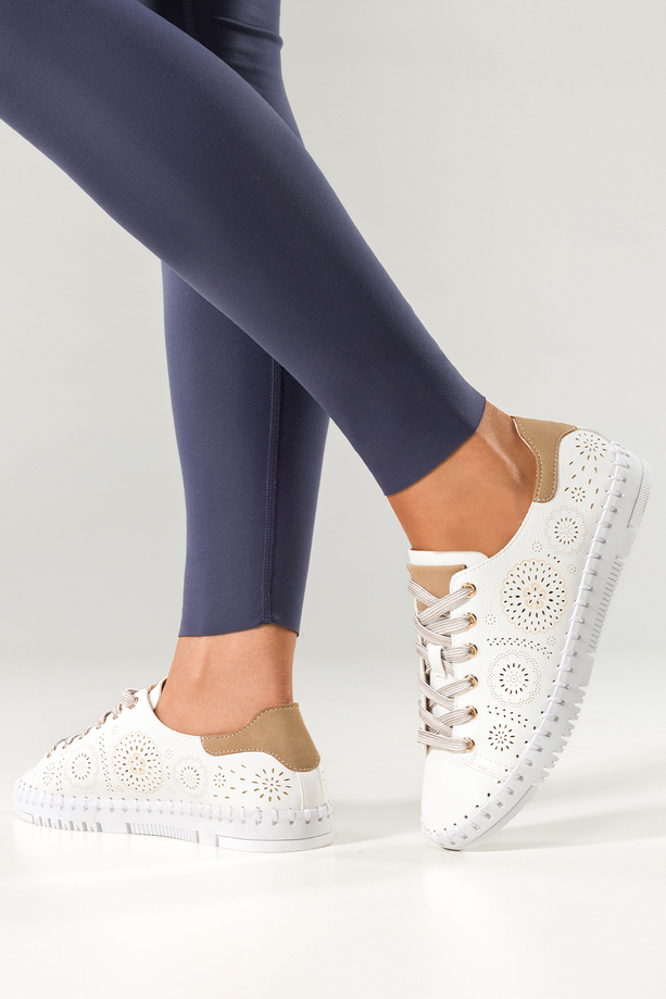 Białe sneakersy damskie buty sportowe ażurowe z elastyczną żłobioną podeszwą sznurowane Carla MD7588-2