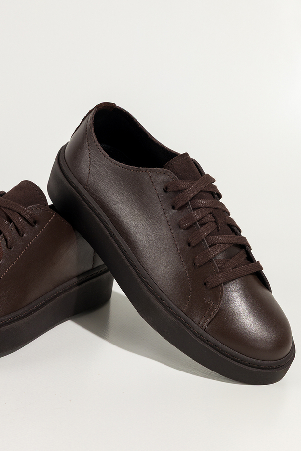 Czekoladowe trampki skórzane damskie sneakersy na platformie sznurowane PRODUKT POLSKI Casu 8855