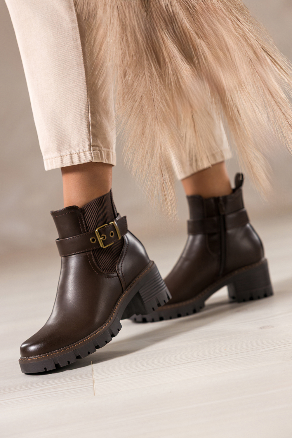 Czekoladowe botki damskie na bienikowanej platformie guma w cholewce pasek ze zot klamr Casu D7