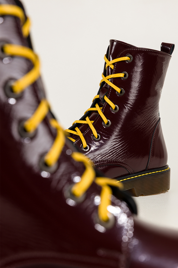 Bordowe botki skórzane damskie lakierowane glany na bieżnikowanej podeszwie z przeszyciami sznurowane PRODUKT POLSKI Casu 7293-ELTZ