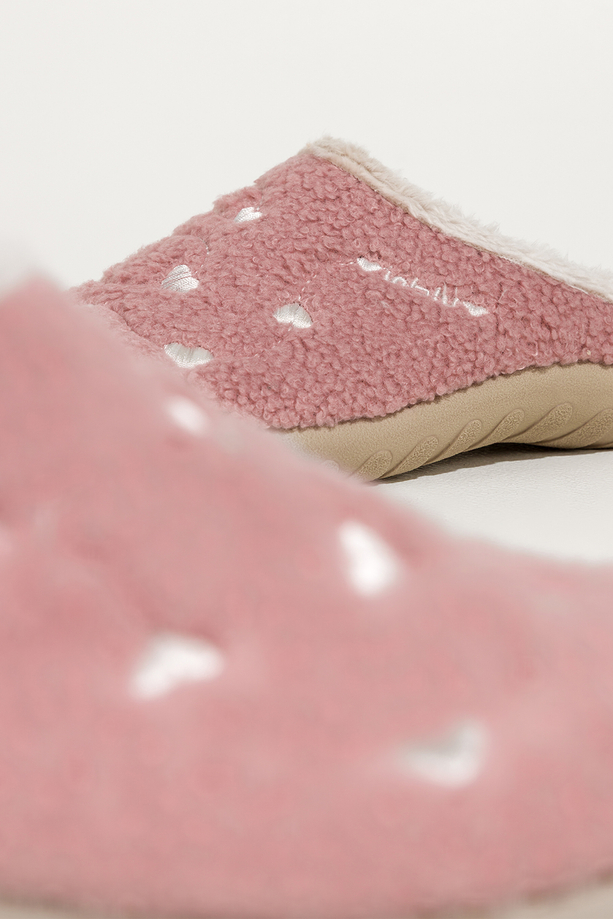 Różowe kapcie damskie Inblu obuwie domowe z materiału typu baranek ozdobione sercami VG999966