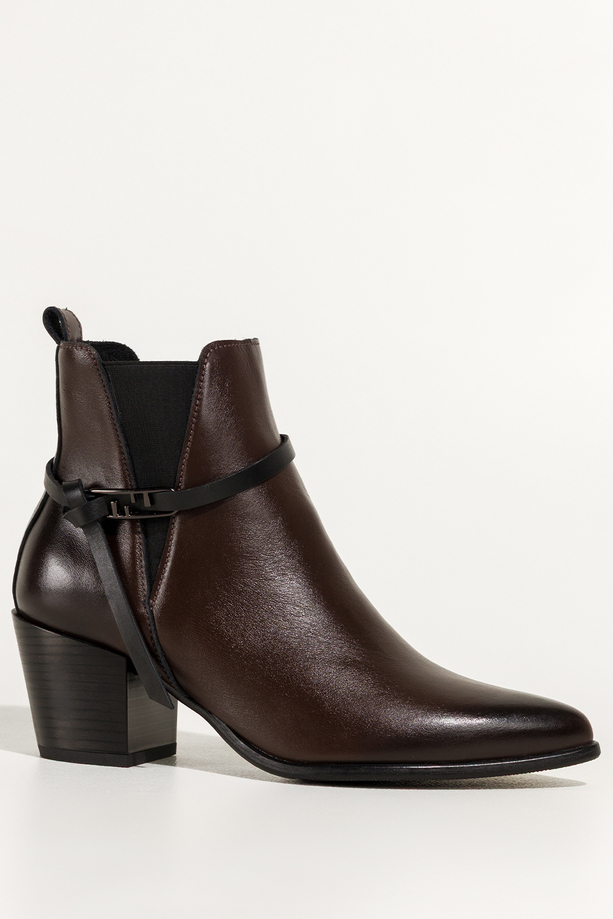 Czekoladowe botki skórzane damskie kowbojki na ściętym klocku guma w cholewce pasek ze stalową ozdobą PRODUKT POLSKI Casu 39435