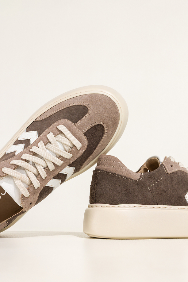 Brązowe sneakersy skórzane damskie buty sportowe na platformie z białymi i beżowymi wstawkami sznurowane PRODUKT POLSKI Casu M8763H6
