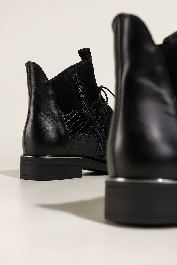 Czarne botki skórzane damskie płaskie wstawki lakierowane z wzorem wężowym sznurowane PRODUKT POLSKI Casu 39476