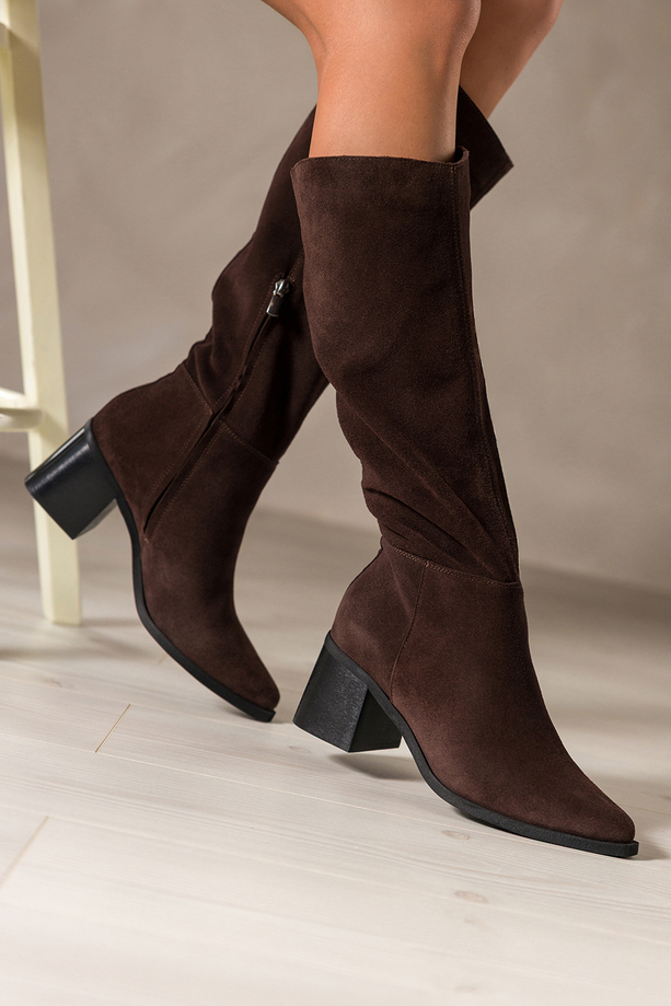 Czekoladowe kozaki skórzane damskie zamszowe na klocku szeroka cholewka PRODUKT POLSKI Casu 6997-496