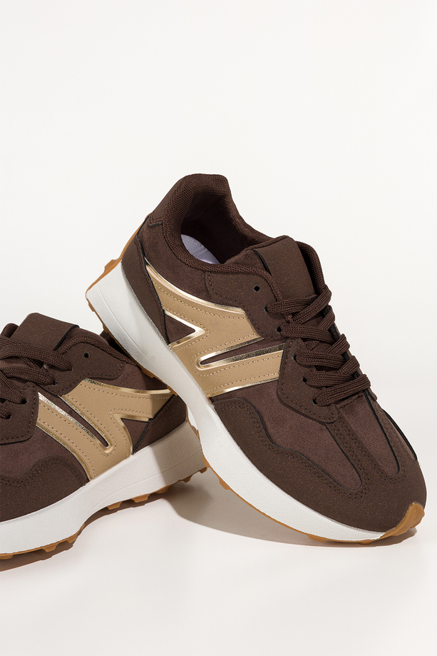 Brązowe sneakersy damskie na białej platformie beżowe i złote wstawki sznurowane Casu 8786