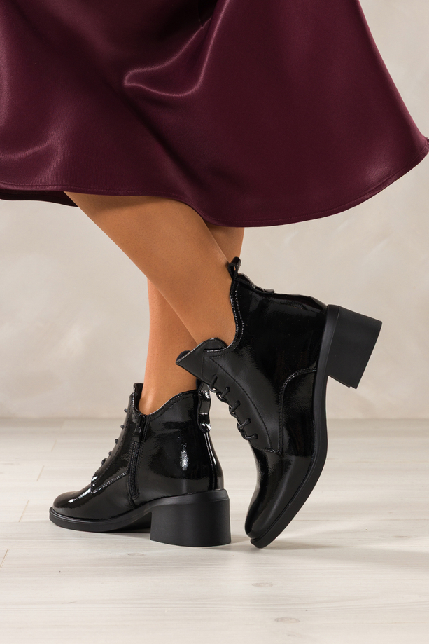 Czarne botki skórzane damskie lakierowane Sergio Leone na szerokim klocku wycięta cholewka sznurowane YG74560-H