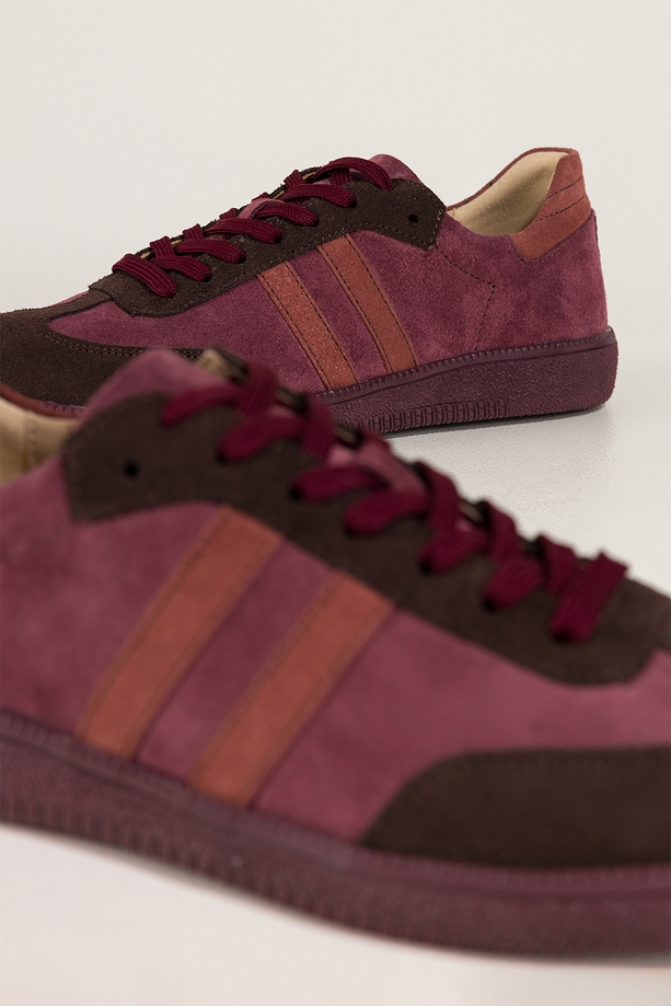 Bordowe sneakersy skórzane damskie buty sportowe na elastycznej podeszwie czekoladowe wstawki sznurowane PRODUKT POLSKI Casu M8931