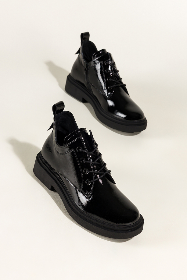 Czarne botki skórzane damskie lakierowane Sergio Leone na bieżnikowanej platformie wycięta cholewka sznurowane YG74242-H