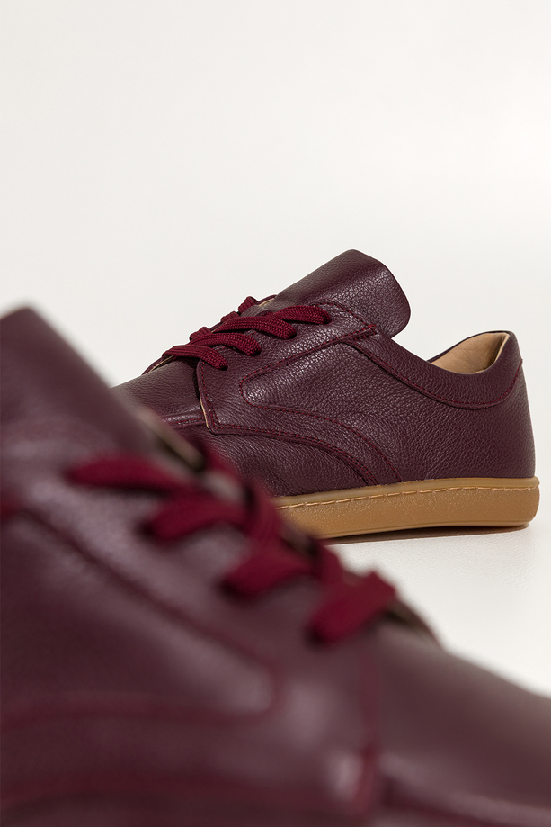 Bordowe półbuty barefoot skórzane damskie szerokie na elastycznej płaskiej podeszwie cholewka z przeszyciami bordowe sznurówki PRODUKT POLSKI Casu M8669