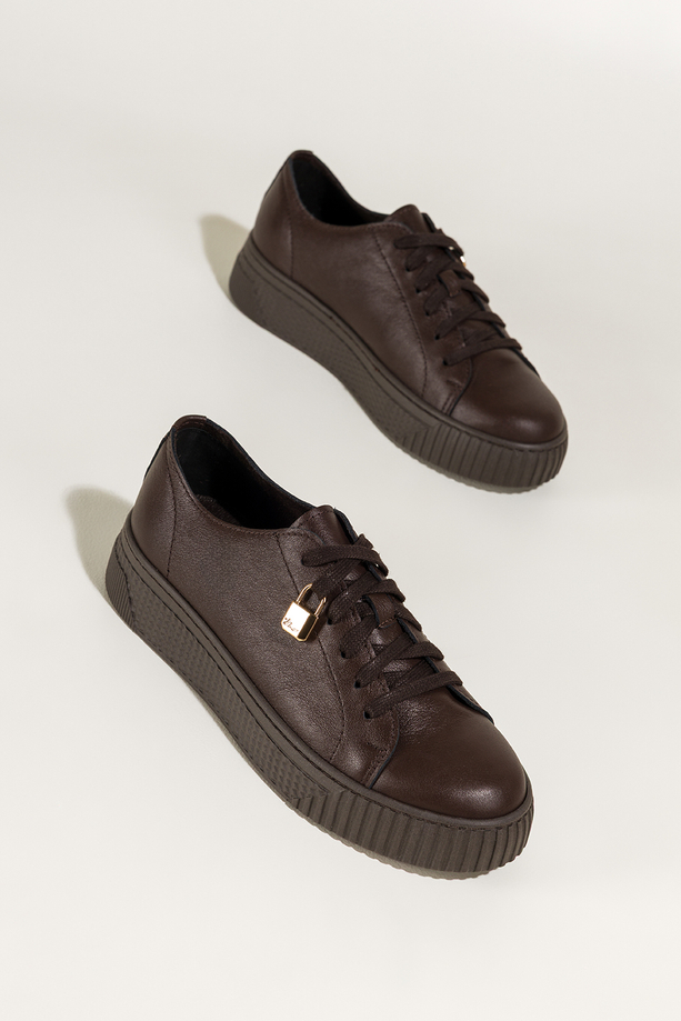 Czekoladowe sneakersy skórzane damskie buty sportowe na platformie ze złotą kłódką sznurowane PRODUKT POLSKI Casu 8854