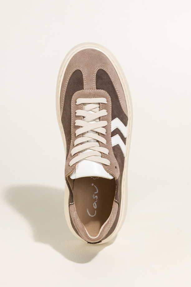 Brązowe sneakersy skórzane damskie buty sportowe na platformie z białymi i beżowymi wstawkami sznurowane PRODUKT POLSKI Casu M8763H6