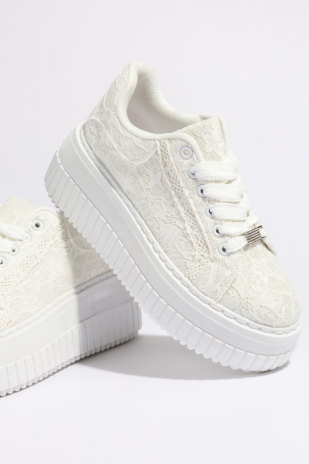 Białe sneakersy damskie creepersy koronkowe brokatowe na platformie ze żłobieniami srebrne ozdoby z cyrkoniami sznurowane Carla LA321P