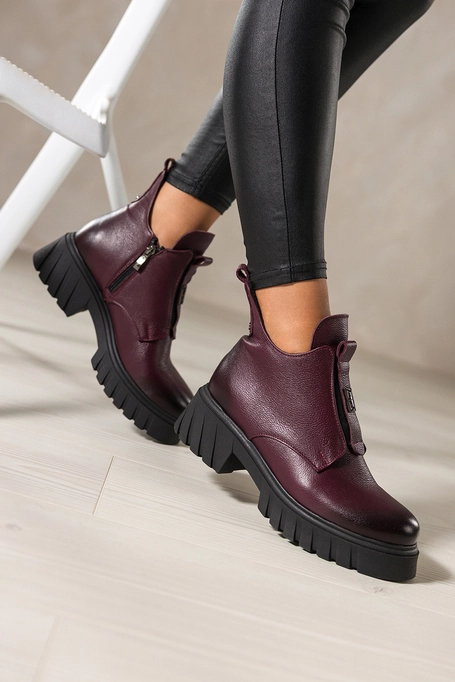 Bordowe botki skórzane damskie na bieżnikowanej platformie z wyciętą cholewką guma na przodzie stalowa ozdoba PRODUKT POLSKI Casu 39456
