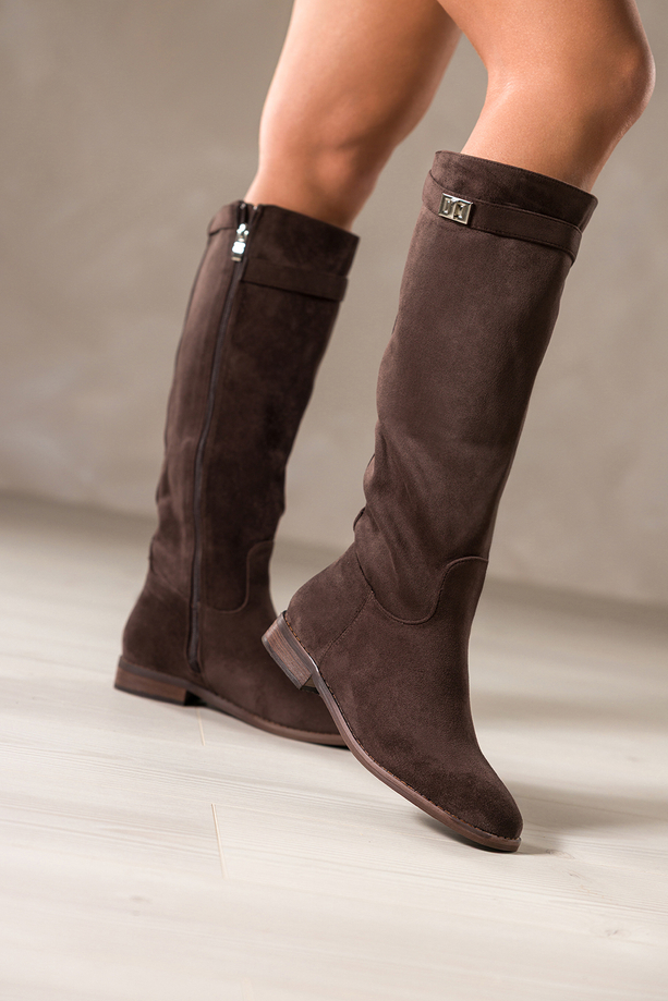 Czekoladowe kozaki damskie przed kolano na cholewce pasek z ozdobą niski obcas klocek Casu 11-7