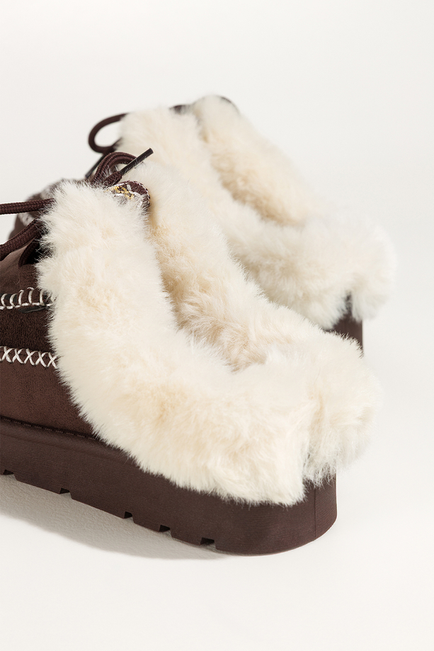 Czekoladowe kapcie damskie z futerkiem na bieżnikowanej platformie ozdobne przeszycia sznurówka Casu 0944