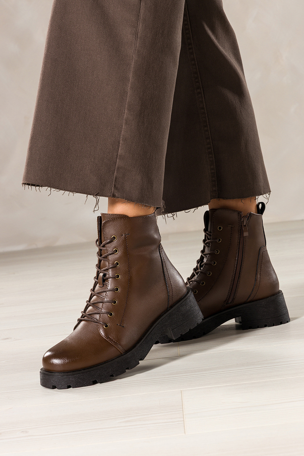 Ciemnobrązowe botki skórzane damskie Sergio Leone na bieżnikowanej platformie ozdobne przeszycia na cholewce sznurowane GI295-H