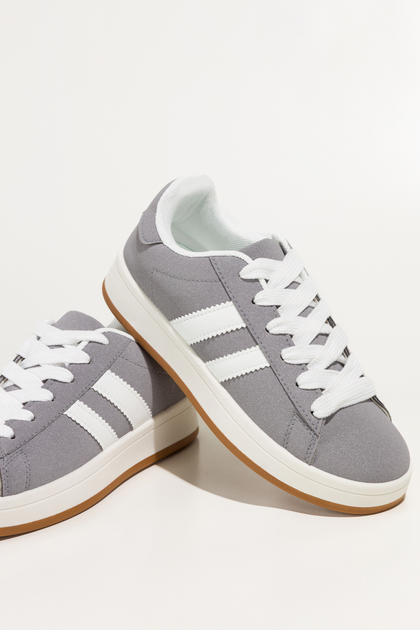 Szare sneakersy damskie buty sportowe na platformie sznurowane białe wstawki Casu 22367-5