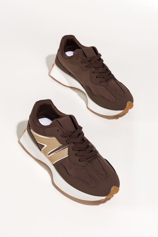 Brązowe sneakersy damskie na białej platformie beżowe i złote wstawki sznurowane Casu 8786