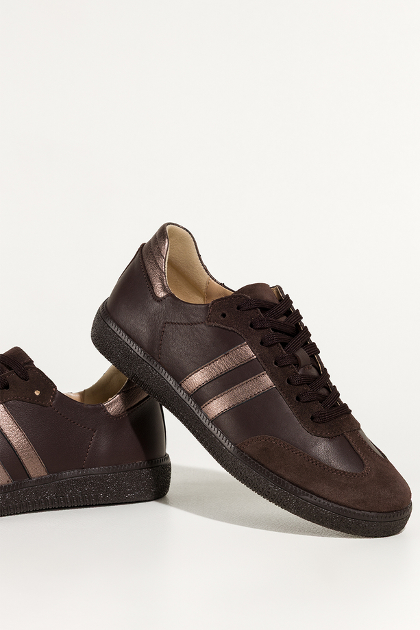 Czekoladowe sneakersy skórzane damskie buty sportowe na elastycznej podeszwie miedziane wstawki sznurowane PRODUKT POLSKI Casu M8931