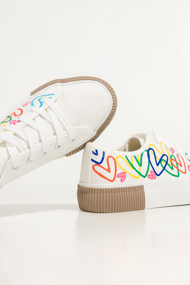 Białe trampki damskie sneakersy z kolorowymi sercami na platformie sznurowane Carla QY853-9