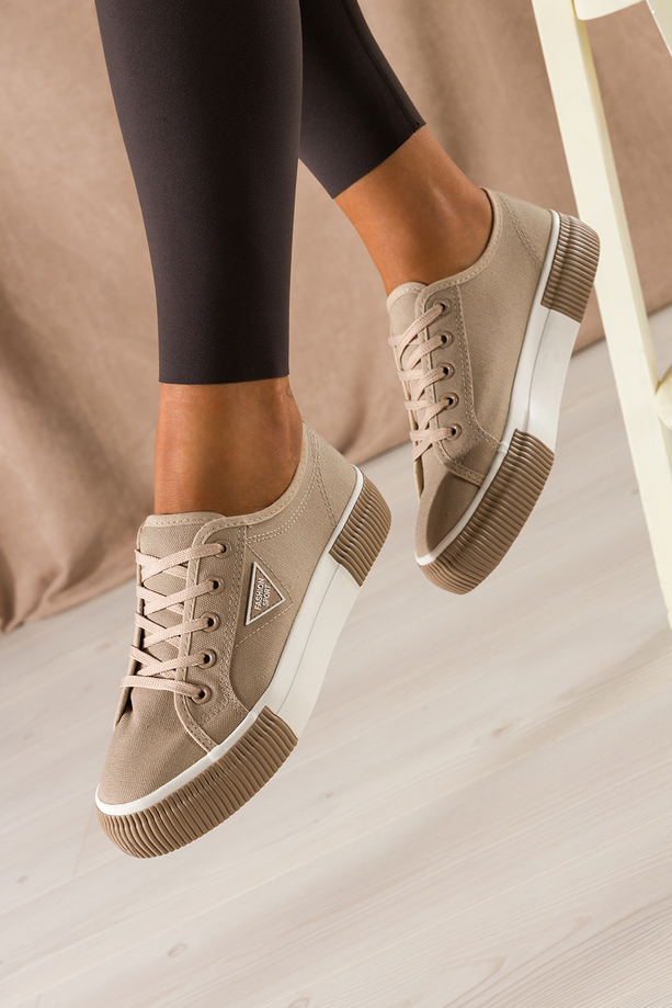 Beżowe trampki damskie sneakersy na platformie z ozdobą sznurowane Carla QY835-8