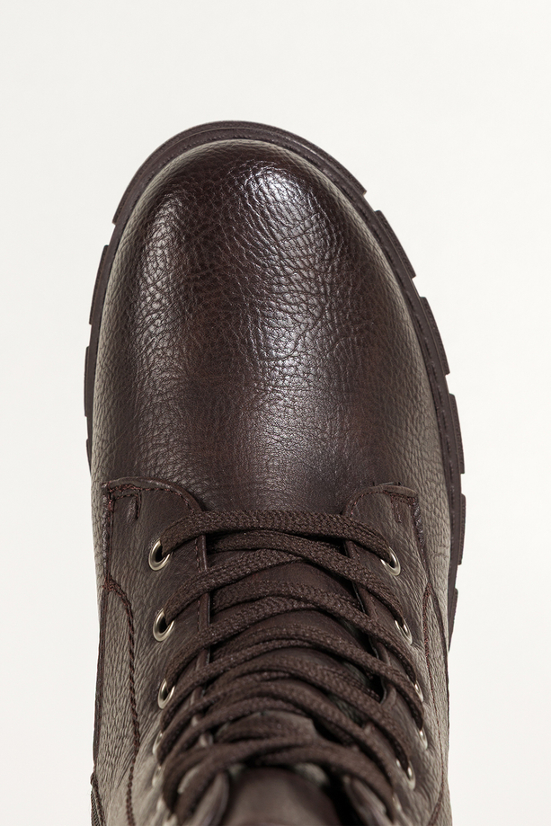 Czekoladowe botki damskie na bieżnikowanej platformie sznurowane ozdobne przeszycia na cholewce Casu 4463-7