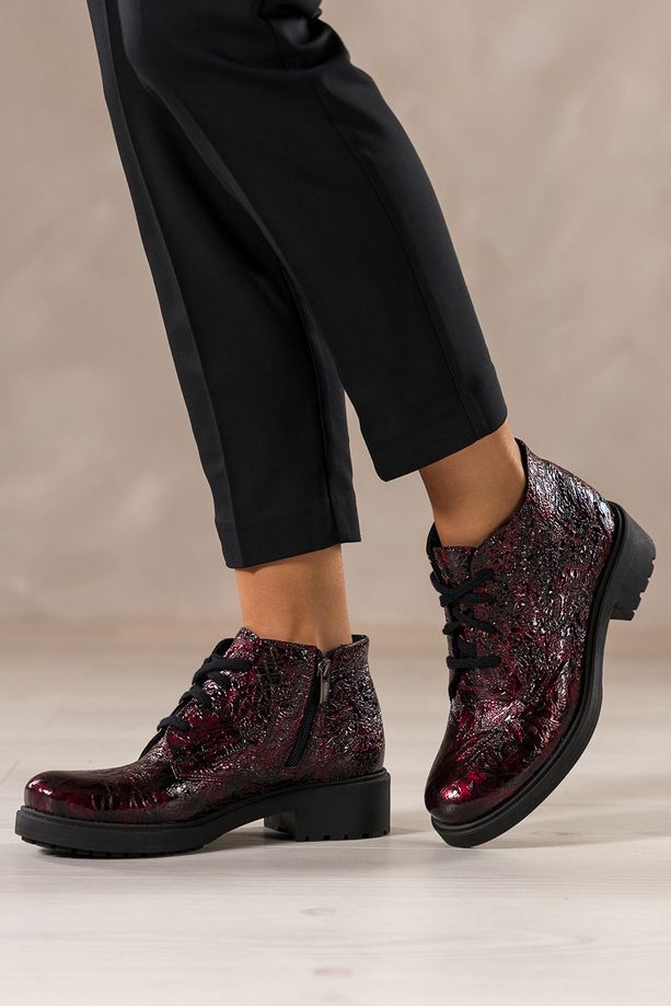 Bordowe botki skórzane damskie lakierowane z wzorem sznurowane PRODUKT POLSKI Casu 444