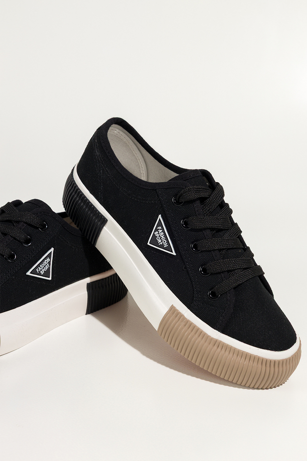 Czarne trampki damskie sneakersy na platformie z ozdobą sznurowane Carla QY835