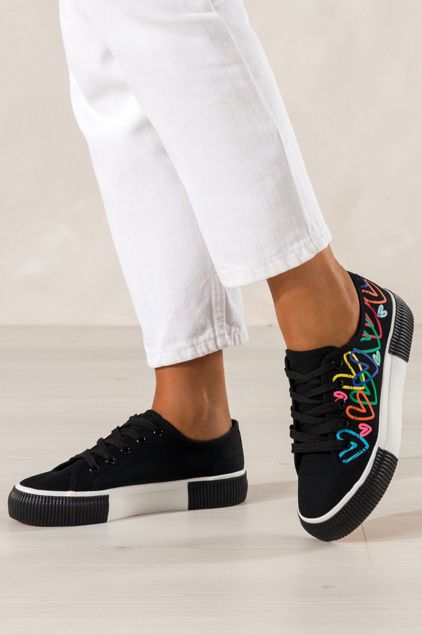Czarne trampki damskie sneakersy z kolorowymi sercami na platformie sznurowane Carla QY853