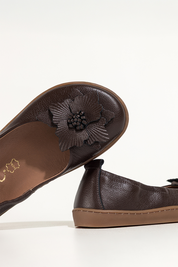Czekoladowe baleriny barefoot skórzane damskie z kwiatem szerokie na elastycznej podeszwie PRODUKT POLSKI Casu 89794