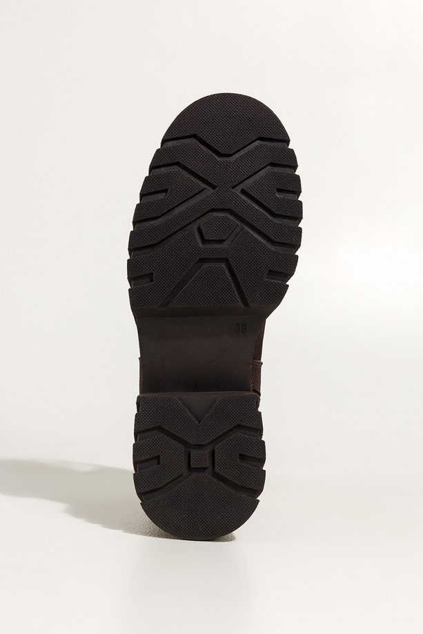 Czekoladowe botki skórzane damskie nubukowe na bieżnikowanej czekoladowej podeszwie przy sznurówkach ozdoby z cyrkoniami PRODUKT POLSKI Casu 8085