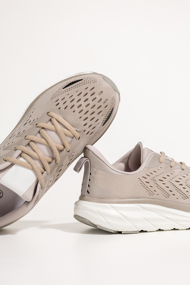 Beżowe sneakersy damskie buty sportowe do biegania na białej platformie ze żłobieniami sznurowane Casu BC109