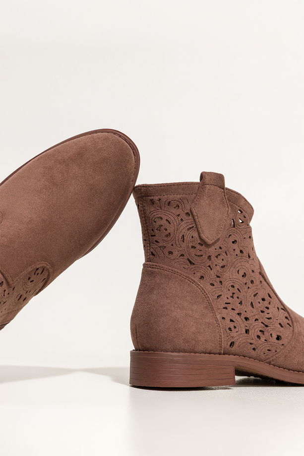 Brązowe botki damskie płaskie ażurowa cholewka Carla S7476-6