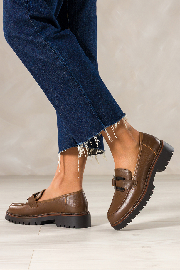 Brązowe mokasyny skórzane damskie Sergio Leone na bieżnikowanej podeszwie czarna ozdoba na cholewce NP74833-H