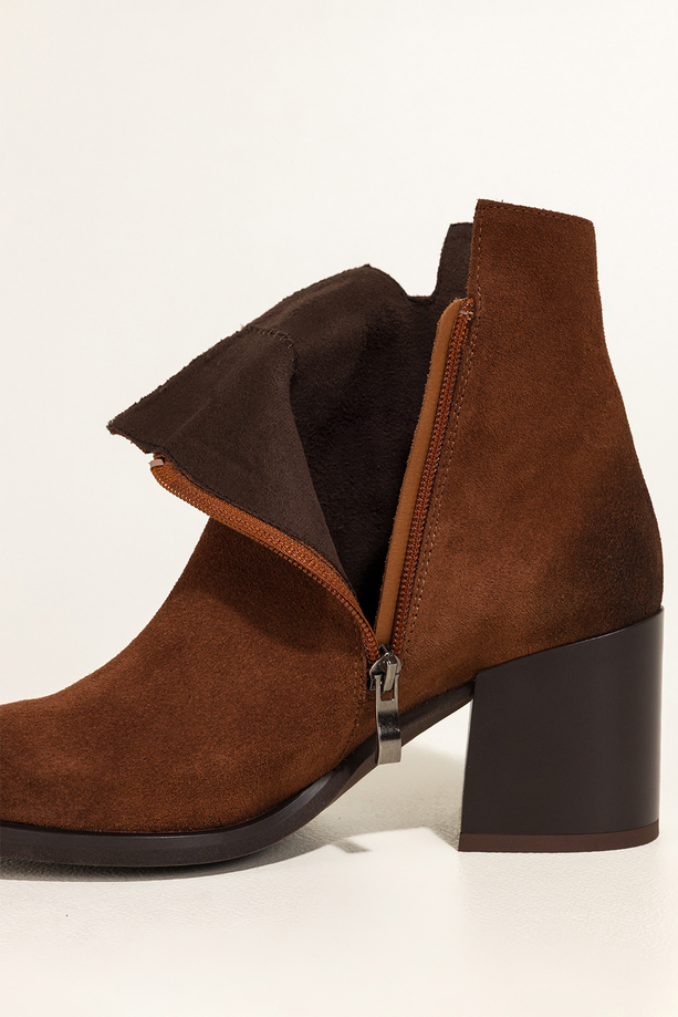 Kasztanowe botki skórzane damskie na szerokim słupku złote nity na cholewce PRODUKT POLSKI Casu 8863