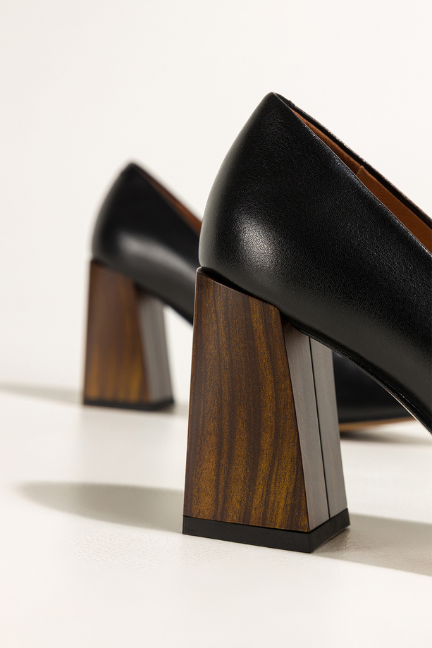 Czarne czółenka skórzane damskie na ozdobnym brązowym klocku PRODUKT POLSKI Casu 7640-899-DWM