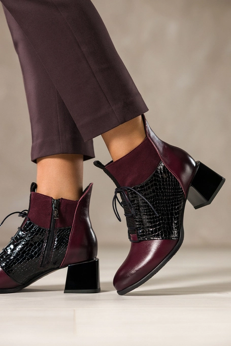 Bordowe botki skórzane damskie na ozdobnym klocku lakierowane wstawki z wzorem wężowym sznurowane PRODUKT POLSKI Casu 39496