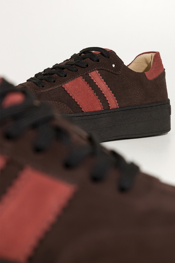 Czekoladowe sneakersy skórzane damskie buty sportowe na platformie z rudymi wstawkami sznurowane PRODUKT POLSKI Casu M8707