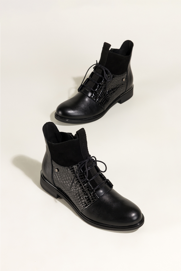 Czarne botki skórzane damskie płaskie wstawki lakierowane z wzorem wężowym sznurowane PRODUKT POLSKI Casu 39476