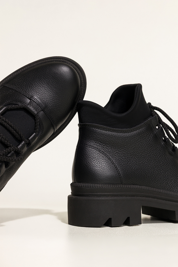 Czarne botki skórzane damskie na bieżnikowanej podeszwie sznurowane PRODUKT POLSKI Casu A099