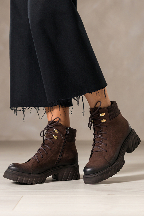 Czekoladowe botki skórzane damskie nubukowe na bieżnikowanej czekoladowej podeszwie sznurowane PRODUKT POLSKI Casu 8097