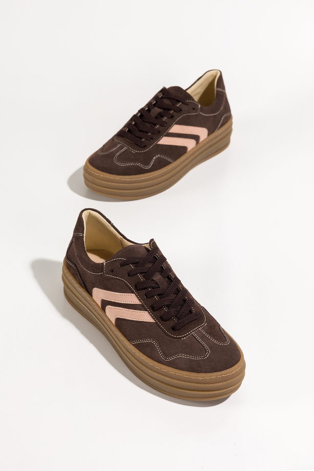 Czekoladowe sneakersy skórzane damskie buty sportowe na platformie z beżowymi wstawkami sznurowane PRODUKT POLSKI Casu N1137