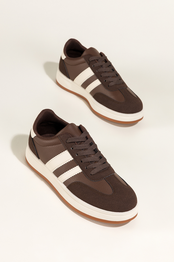 Czekoladowe sneakersy damskie buty sportowe na białej platformie białe wstawki sznurowane Casu 4-31
