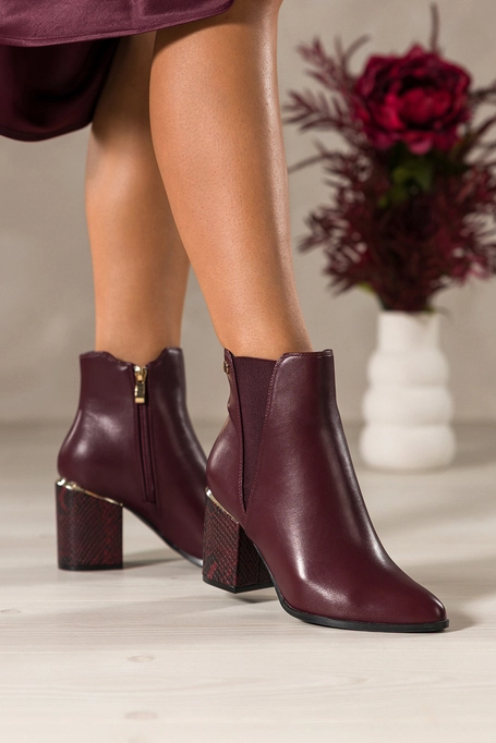 Bordowe botki damskie z gumą na ozdobnym obcasie z wzorem wężowym ze złotymi dodatkami Casu D212X10-R