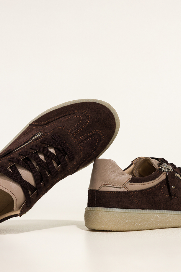 Czekoladowe sneakersy skórzane damskie buty sportowe na elastycznej podeszwie beżowe wstawki zamek w cholewce sznurowane PRODUKT POLSKI Casu M8716