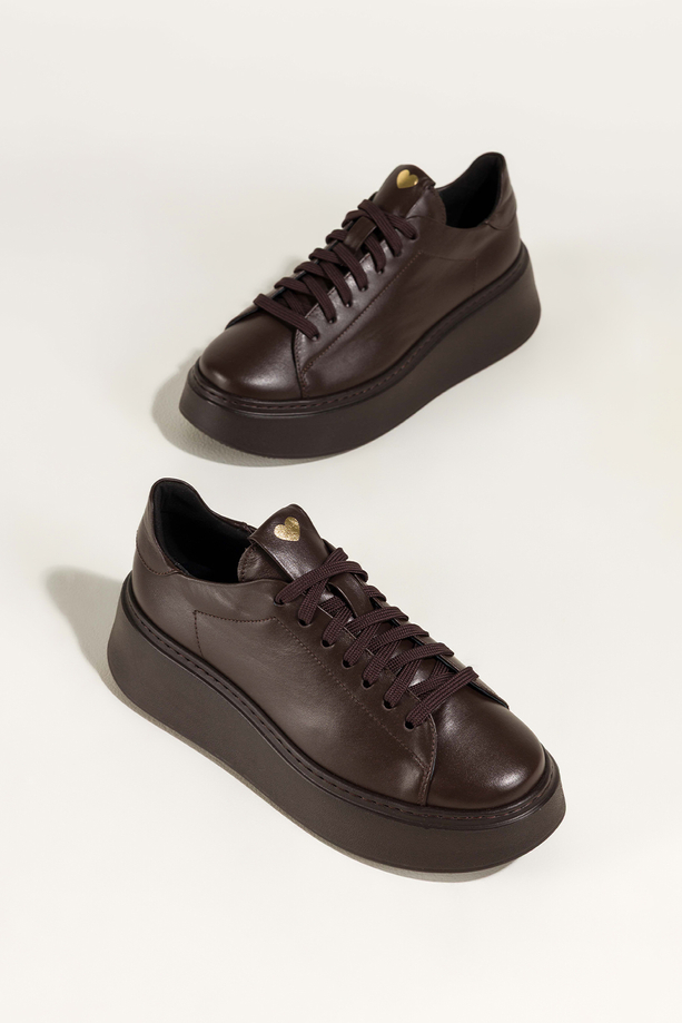 Czekoladowe sneakersy skórzane damskie buty sportowe na platformie złote serce na języku sznurowane PRODUKT POLSKI Casu 8201