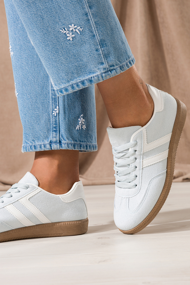 Błękitne sneakersy damskie buty sportowe na elastycznej płaskiej podeszwie podwójne sznurówki białe wstawki Casu B-6610
