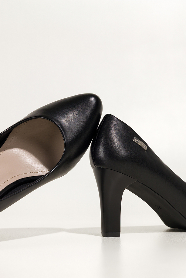 Czarne czółenka damskie Sergio Leone na słupku skórzana wkładka srebrna blaszka na cholewce 8540