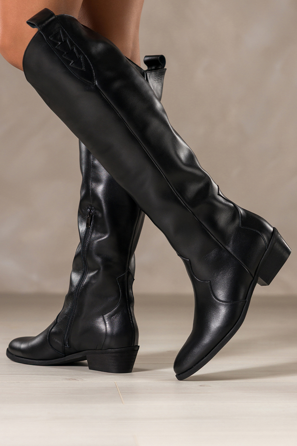 Czarne kozaki skórzane damskie kowbojki na ściętym klocku wycięta cholewka z ozdobnymi paskami PRODUKT POLSKI Casu 7000-899